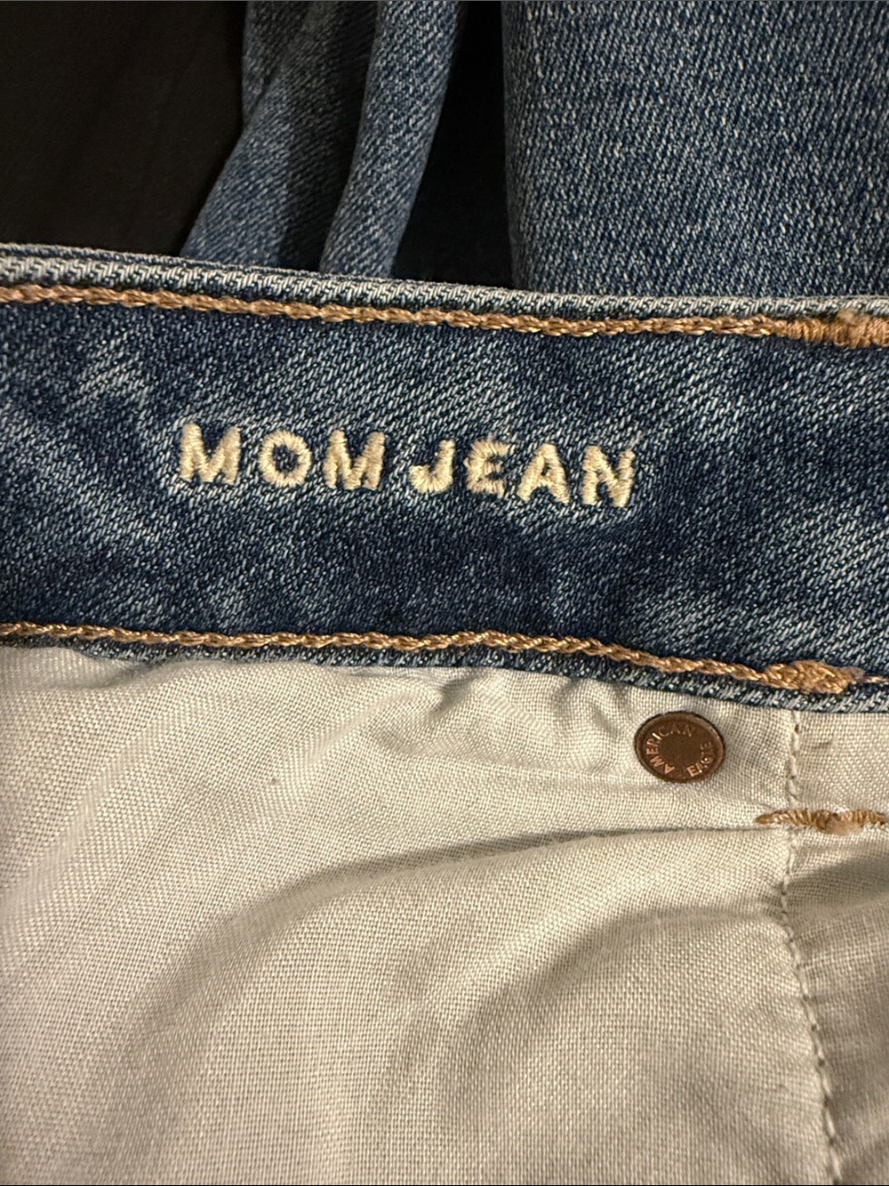 American Eagle High-Rise Mom Blue Jeans - Picture 4 of 4